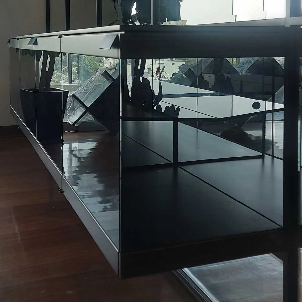 Aparador suspendido con espejos